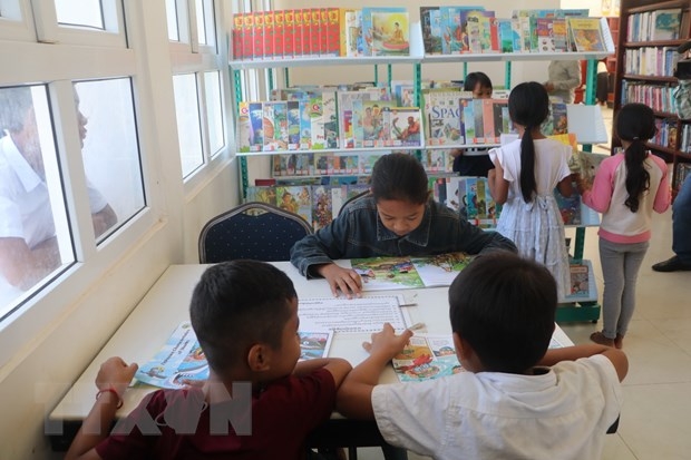 dai su quan viet nam tang 500 dau sach cho thu vien tinh kampong speu cua campuchia