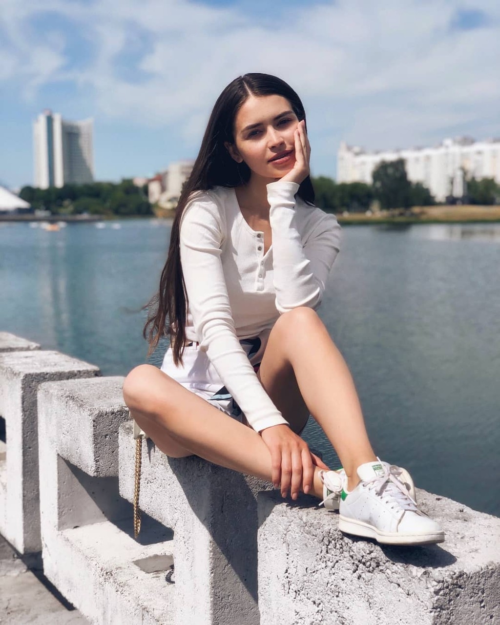 Nhan sắc hút hồn của nữ nghị sĩ Belarus mới 22 tuổi chan dung hoa hau tro thanh nu nghi si tre nhat belarus