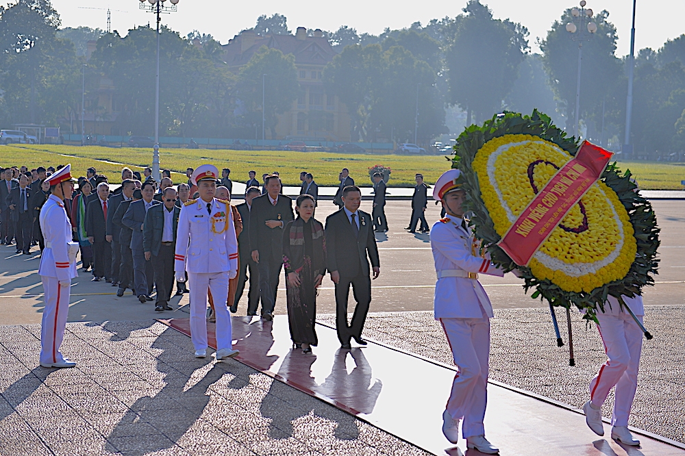 Đoàn đại biểu VUFO viếng Lăng Chủ tịch Hồ Chí Minh, tưởng niệm các anh hùng, liệt sỹ trước Đại hội VI doan dai bieu vufo vieng lang chu tich ho chi minh tuong niem cac anh hung liet sy truoc dai hoi vi