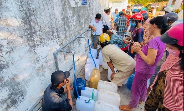 Quyên góp 13,5 tỉ chống hạn mặn, Thủy Tiên 'thử nước' cho dân miền Tây quyen gop 135 ti chong han man thuy tien thu nuoc cho dan mien tay
