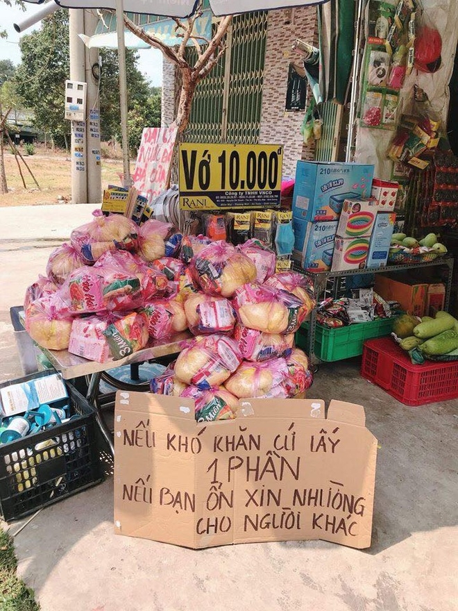 Ấm lòng những suất ăn miễn phí giữa mùa dịch Covid-19 am long nhung suat an mien phi giua mua dich covid 19