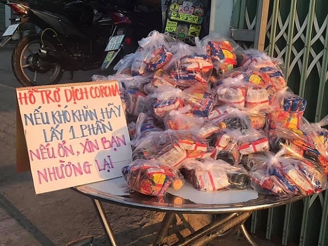 Ấm lòng những suất ăn miễn phí giữa mùa dịch Covid-19 am long nhung suat an mien phi giua mua dich covid 19