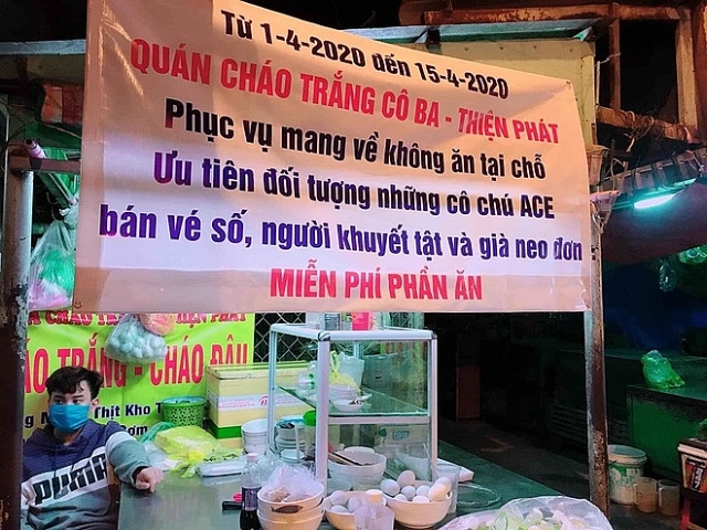 Ấm lòng những suất ăn miễn phí giữa mùa dịch Covid-19 am long nhung suat an mien phi giua mua dich covid 19