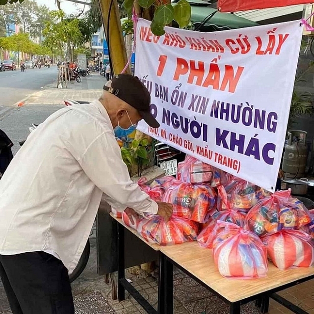 Ấm lòng những suất ăn miễn phí giữa mùa dịch Covid-19 am long nhung suat an mien phi giua mua dich covid 19