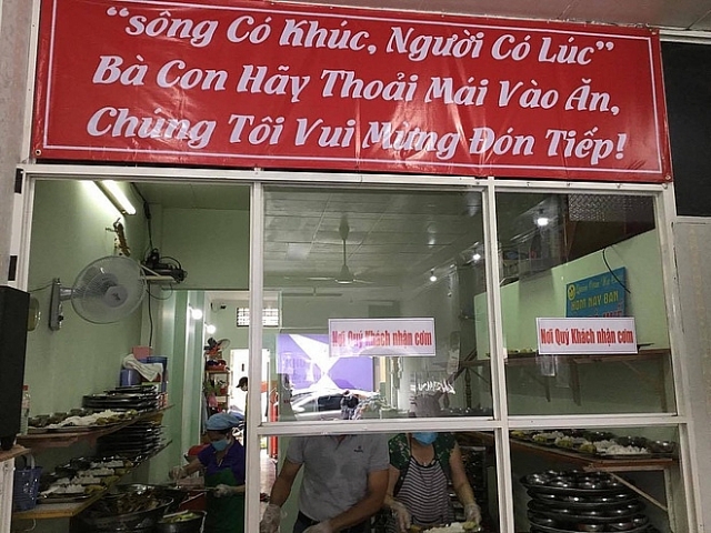 Ấm lòng những suất ăn miễn phí giữa mùa dịch Covid-19 am long nhung suat an mien phi giua mua dich covid 19