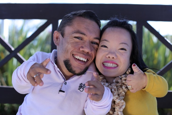 Cặp vợ chồng nhỏ bé nhất hành tinh và tình yêu từ cái nhìn đầu tiên cap doi nho be nhat hanh tinh va tinh yeu tu cai nhin dau tien