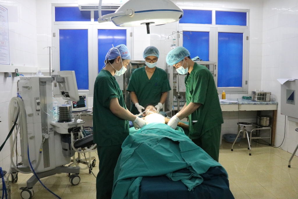 Điện Biên: Bé trai suýt mất mạng vì vừa sạc pin vừa xem điện thoại dien bien be trai suyt mat mang vi vua nap pin vua xem dien thoai