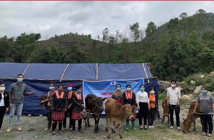 World Vision trao tặng bò sinh sản cho hội viên phụ nữ huyện nghèo biên giới của tỉnh Điện Biên World Vision trao tặng bò sinh sản cho hội viên phụ nữ huyện nghèo biên giới của tỉnh Điện Biên