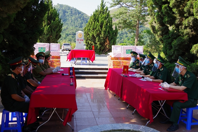 Điện Biên trao tặng vật chất phòng, chống dịch Covid-19 cho lực lượng bảo vệ biên giới Lào Điện Biên trao tặng vật chất phòng, chống dịch Covid-19 cho lực lượng bảo vệ biên giới Lào