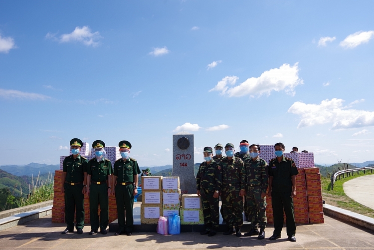 Điện Biên trao tặng vật chất phòng, chống dịch Covid-19 cho lực lượng bảo vệ biên giới Lào Điện Biên trao tặng vật chất phòng, chống dịch Covid-19 cho lực lượng bảo vệ biên giới Lào