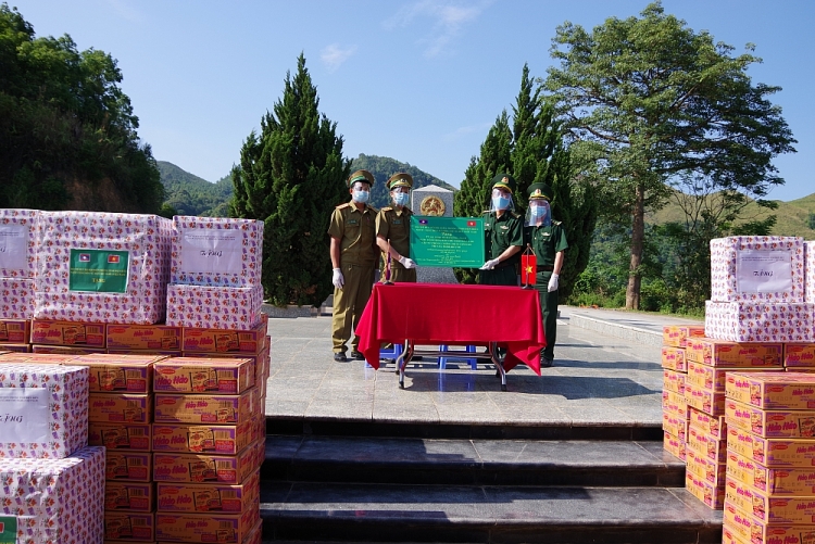 Điện Biên trao tặng vật chất phòng, chống dịch Covid-19 cho lực lượng bảo vệ biên giới Lào Điện Biên trao tặng vật chất phòng, chống dịch Covid-19 cho lực lượng bảo vệ biên giới Lào