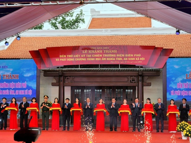 Chủ tịch nước Nguyễn Xuân Phúc cắt băng khánh thành Đền thờ Liệt sĩ tại chiến trường Điện Biên Phủ Chủ tịch nước Nguyễn Xuân Phúc cắt băng khánh thành Đền thờ Liệt sĩ tại chiến trường Điện Biên Phủ