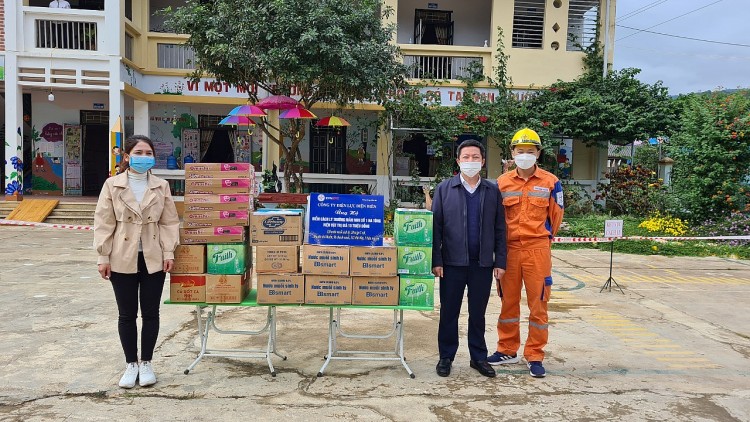 Điện lực Điện Biên hỗ trợ các trường học khu vực biên giới chống dịch Covid-19 Điện lực Điện Biên hỗ trợ các trường học khu vực biên giới chống dịch Covid-19