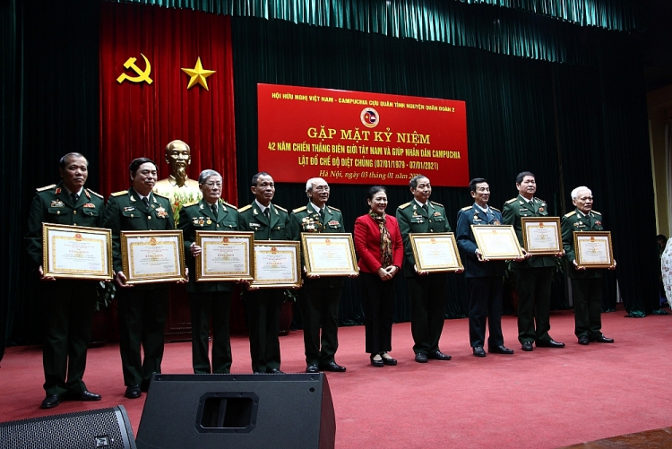 Kỷ niệm 42 năm chiến thắng biên giới Tây Nam và giúp nhân dân Campuchia lật đổ chế độ diệt chủng: ôn lại quá khứ, hướng tới tương lai Kỷ niệm 42 năm chiến thắng biên giới Tây Nam và giúp nhân dân Campuchia lật đổ chế độ diệt chủng: ôn lại quá khứ, hướng tới tương lai