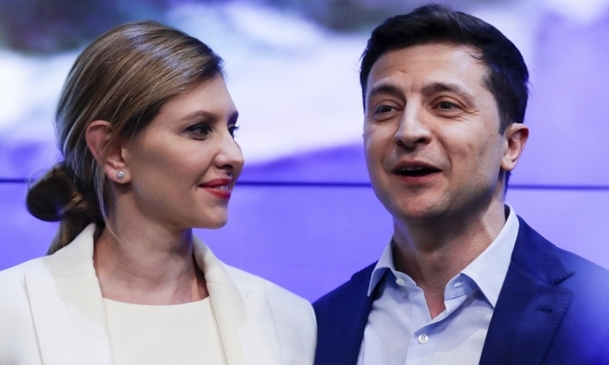 Tổng thống Ukraine Volodymyr Zelenskiy và vợ Olena Zelenska tại Kiev hồi tháng 4/2019. Ảnh: AP. 3528 fb cap doi97f7fef7ec0738f43392 7573 1843 1591967888
