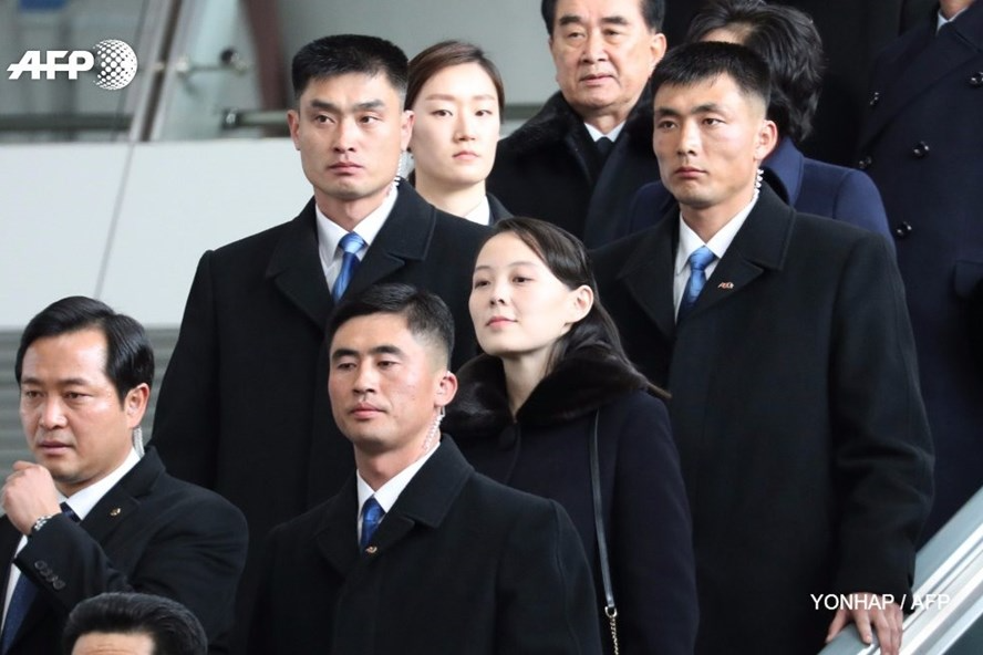 Bà Kim Yo-jong (giữa, hàng trước). Ảnh: AFP 1001 em gai kim jong un