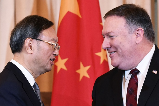 Ngoại trưởng Mỹ Mike Pompeo trong một lần gặp ông Dương Khiết Trì, nhà ngoại giao hàng đầu của Trung Quốc (trái). Ảnh: AFP. 1003 my trung 1