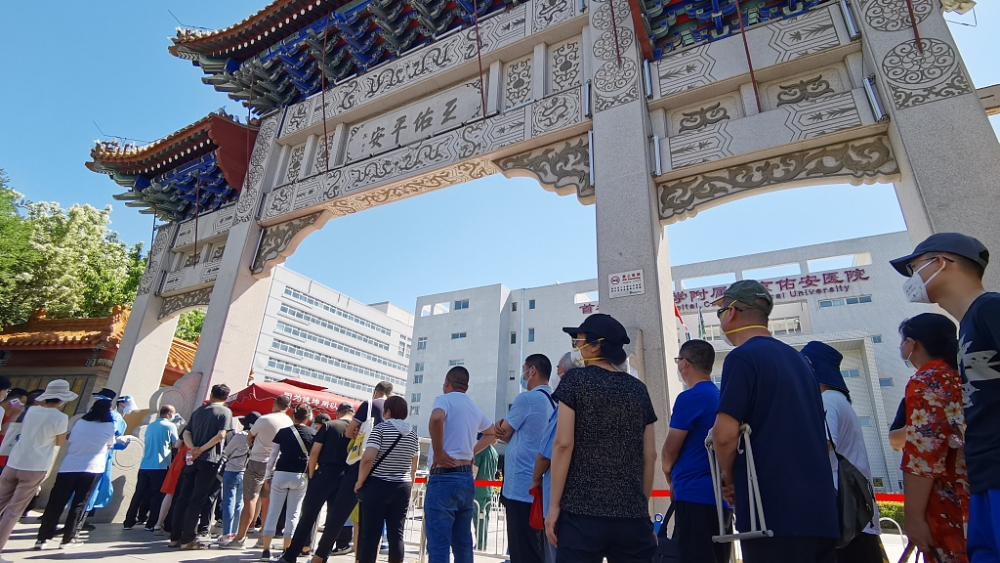 People line up at the gate of Beijing You'an Hospital, a few kilometers from the Xinfadi wholesale market for nucleic acid tests in Beijing, China, June 14, 2020. /VCG 2719 a0d94dd027ad4059a3aeafbc693cec5c