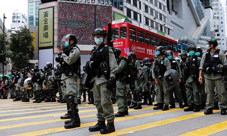 Cảnh sát Hong Kong đối phó biểu tình phản đối dự luật an ninh hồi cuối tháng 5. Ảnh: Reuters. 5958 hong kong jpeg 7536 1592628975
