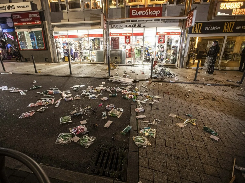 Đồ đạc và hàng hóa vương vãi trên phố sau cuộc bạo loạn. 0417 germany riots stuttgart