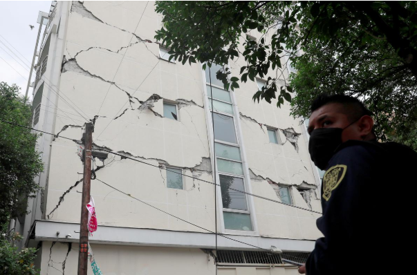 Một tòa nhà bị nứt nghiêm trọng sau vụ động đất. Ảnh: Reuters. dong-dat-Mexico