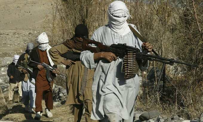 Phiến quân Taliban tại một địa điểm không được tiết lộ ở tỉnh Nangarhar, Afghanistan, tháng 12/2010. Ảnh: Reuters. 4505 12