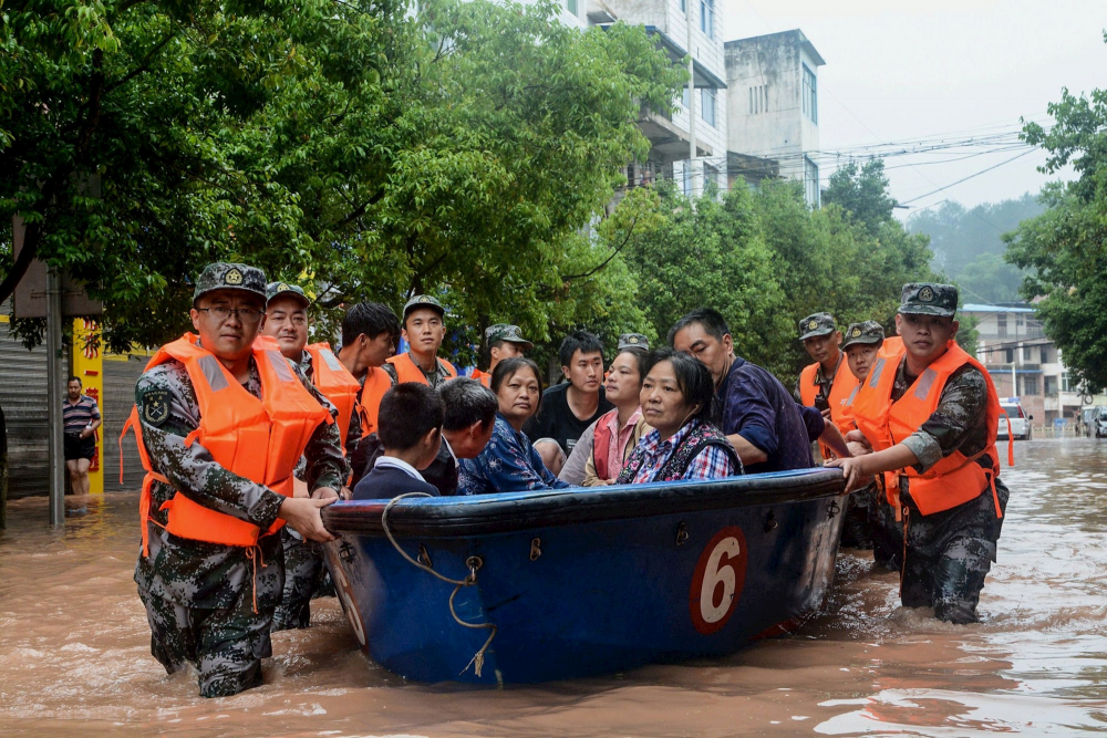 Lực lượng cứu hộ giải cứu người dân trong đợt lũ. Anrt: Getty Images. 0139 merlin