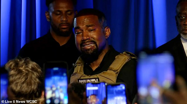 Kanye West, 43 tuổi là nam rapper đình đám của Mỹ, từng đạt nhiều giải thưởng âm nhạc danh giá. Anh tuyên bố về ý định tranh cử tổng thống cách đây hơn hai tuần. 2926 2