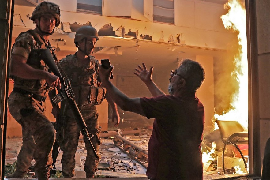 Người biểu tình tranh cãi với quân đội tại thủ đô Beirut, Lebanon. Ảnh: AFP. 2109 beirut