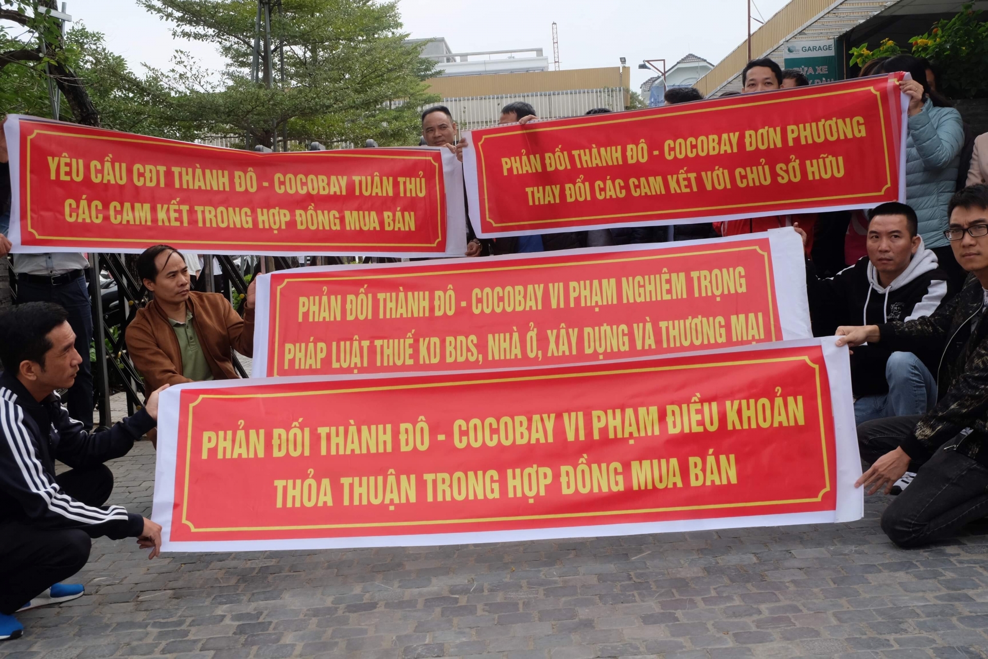 Khách hàng "vây" trụ sở chủ đầu tư Cocobay bang ron phan doi do ruc cong chu dau tu cocobay da nang