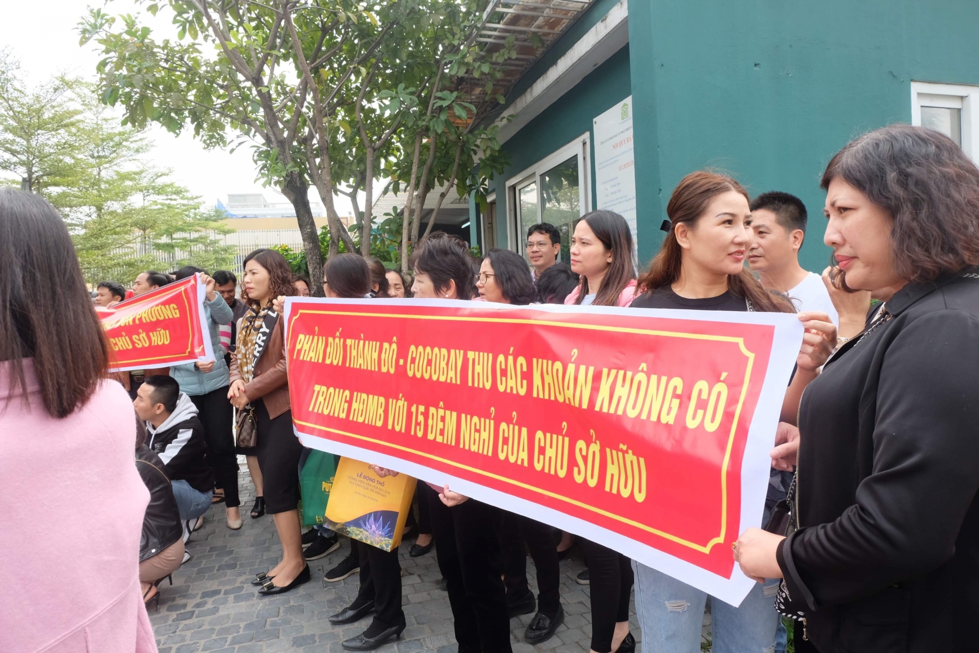 Khách hàng "vây" trụ sở chủ đầu tư Cocobay bang ron phan doi do ruc cong chu dau tu cocobay da nang