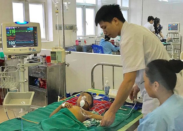 Bé trai 5 tuổi suy đa tạng vì chữa sốt bằng thuốc lá be trai 5 tuoi suy da tang vi chua sot bang thuoc la