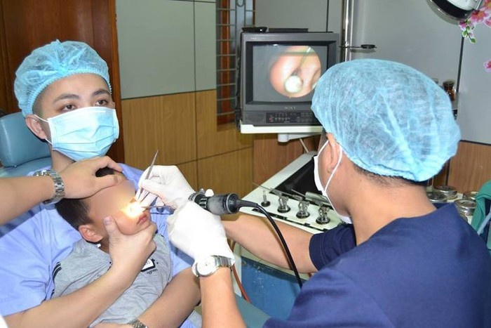nhet hat cuom vao mui be gai khien ca nha 1 phen hu via