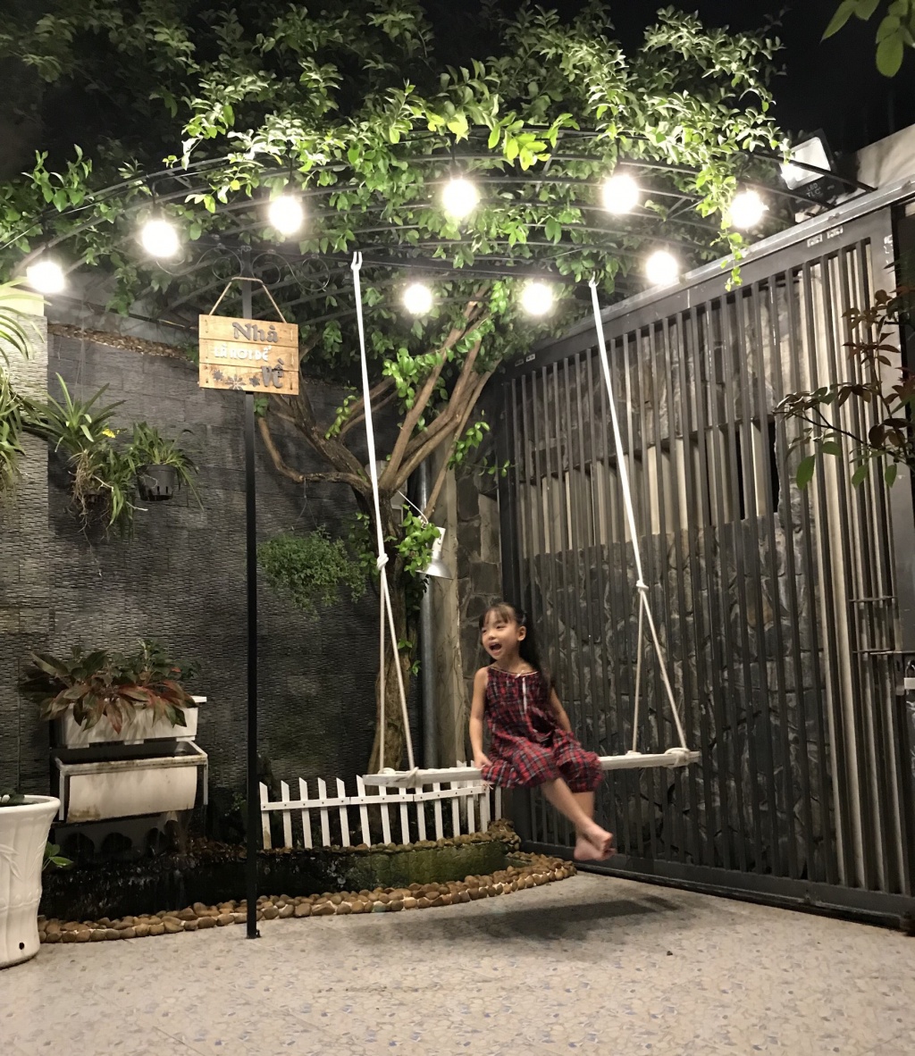 Ông bố tâm lý thiết kế góc sân xanh mát với xích đu và hoa hồng cho con gái vui chơi mùa hè ong bo tam ly thiet ke goc san xanh mat voi xich du va hoa hong cho con gai vui choi mua he
