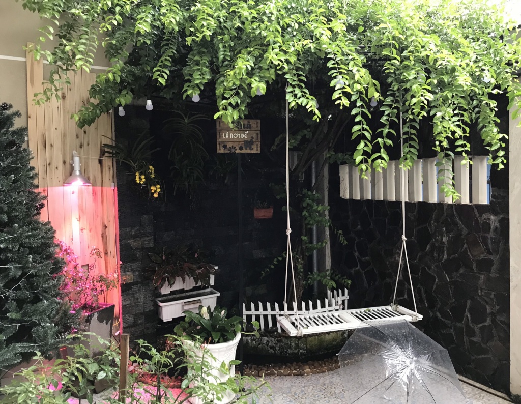 Ông bố tâm lý thiết kế góc sân xanh mát với xích đu và hoa hồng cho con gái vui chơi mùa hè ong bo tam ly thiet ke goc san xanh mat voi xich du va hoa hong cho con gai vui choi mua he
