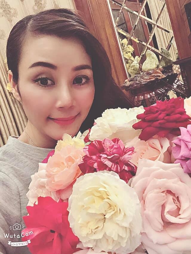 Khoảng sân nhà ngát hương hoa hồng của người phụ nữ xinh đẹp ở Hòa Bình khoang san nha ngat huong hoa hong cua nguoi phu nu xinh dep o hoa binh