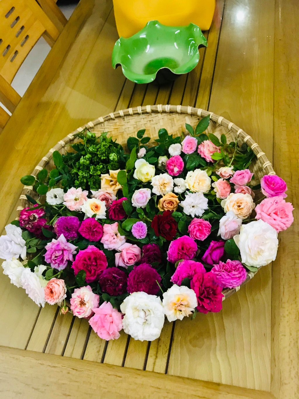 Sân thượng nhỏ “chứa” cả trăm gốc hồng đẹp mê hoặc của mẹ ba con xứ Thanh san thuong nho chua ca tram goc hong dep me hoac cua me ba con o ha noi