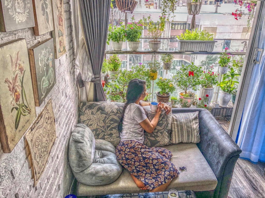 Ban công xanh mát trên tầng cao bất chấp nắng gió nhờ trồng rau và hoa ở TP HCM ban cong xanh mat tren tang cao bat chap nang gio nho trong rau va hoa o tp hcm