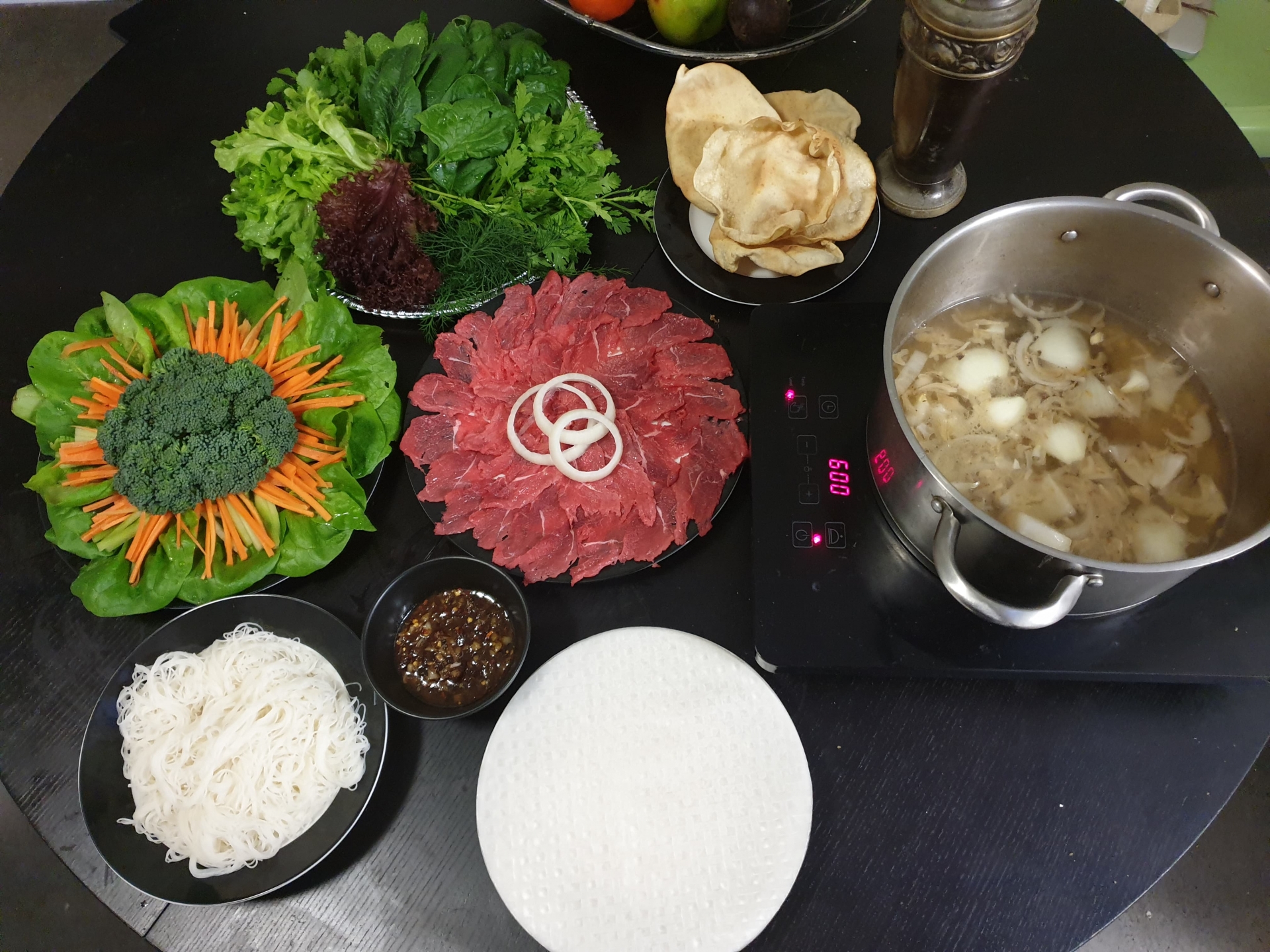 cuoc song binh yen cua nguoi me tre danh ca thanh xuan ben con gai ben khu vuon tuoi xanh cay trai