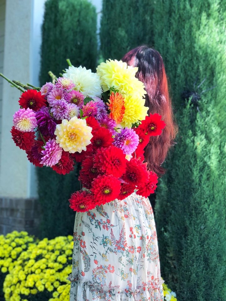 nguoi phu nu viet o my song an yen trong ngoi nha vuon cung tham hoa muon mau tua nhu xu so than tien