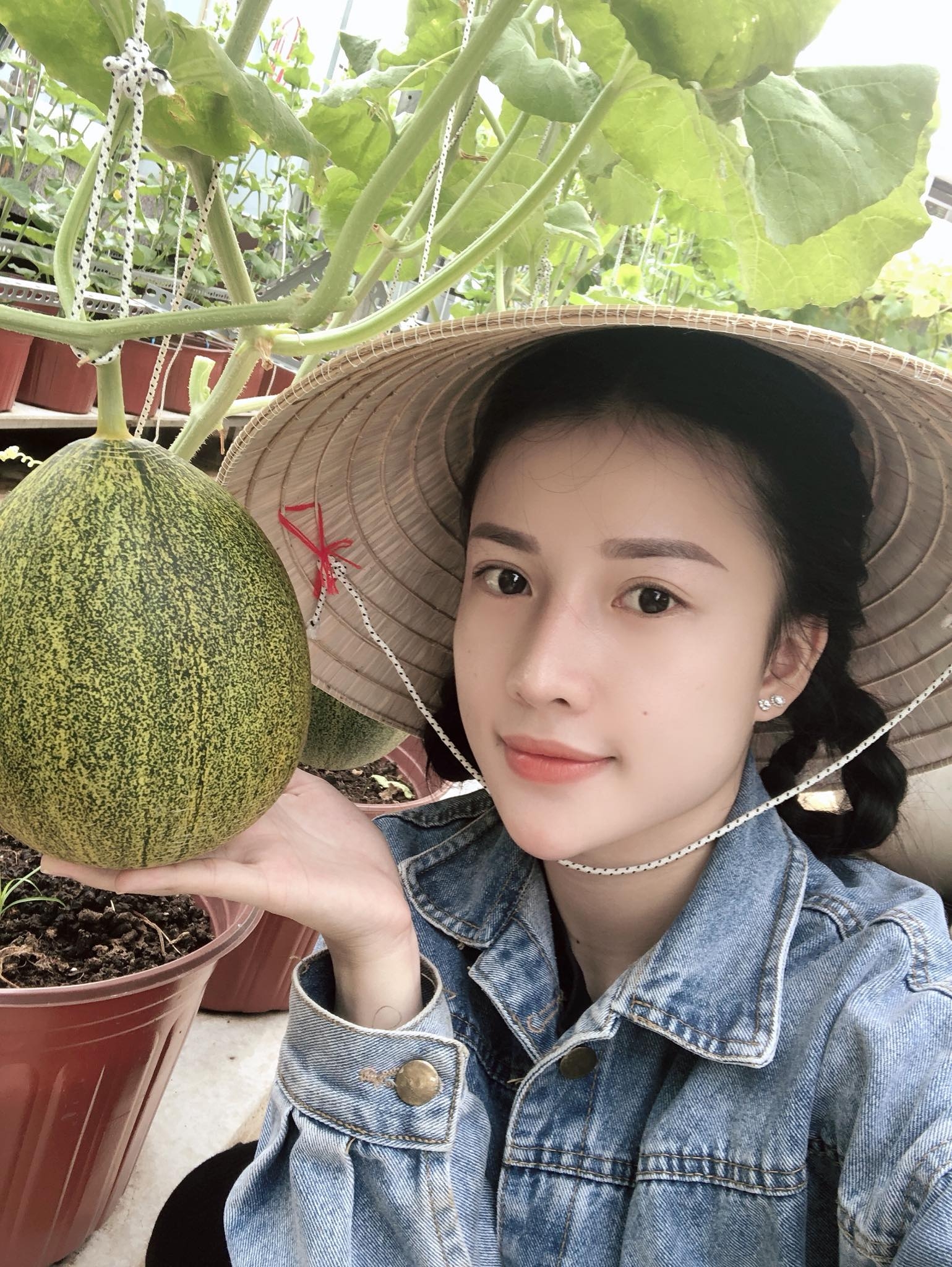 Ngỡ ngàng sân thượng chỉ 30m2 được phủ kín rau quả sạch ở Bình Dương me nau an va trong rau co gai phu kin du loai rau qua sach tren san thuong rong 30m2 o binh duong