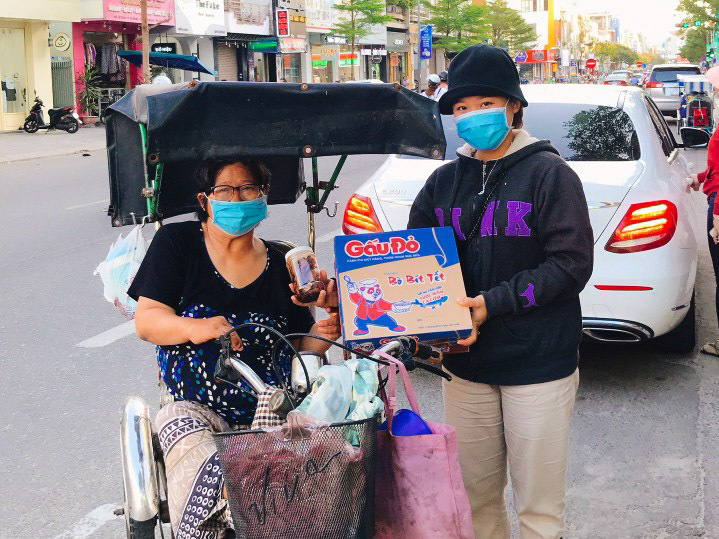 Vietnamese Woman Exchanges 2,000 Wild Orchid Pots For Pandemic Supplies Vietnamese Woman Exchanges 2,000 Wild Orchid Pots For Pandemic Supplies