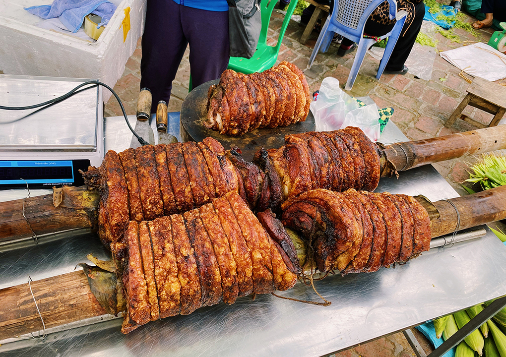 Famous Crispy Pork Roasted on Carrying Poles in Duong Lam Ancient Village Famous Crispy Pork Roasted on Carrying Poles in Duong Lam Ancient Village