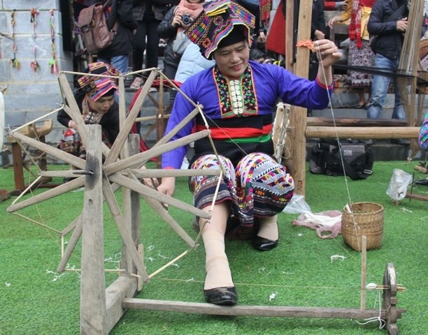 Ý nghĩa hoa văn trên trang phục truyền thống dân tộc Lào Ý nghĩa hoa văn trên trang phục truyền thống dân tộc Lào