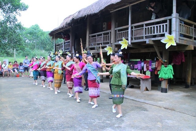 Ý nghĩa hoa văn trên trang phục truyền thống dân tộc Lào Ý nghĩa hoa văn trên trang phục truyền thống dân tộc Lào