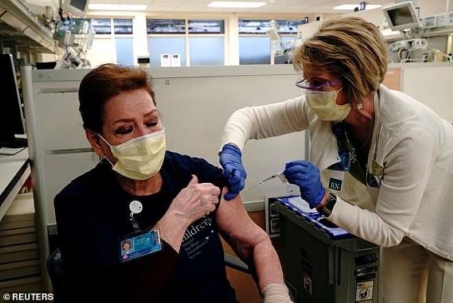 Một lượng lớn nhân viên y tế Mỹ kiên quyết từ chối tiêm vaccine COVID-19 Một lượng lớn nhân viên y tế Mỹ kiên quyết từ chối tiêm vaccine COVID-19