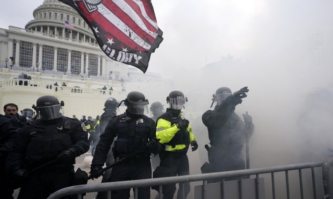 FBI cảnh báo Mỹ sẽ chìm trong các cuộc biểu tình FBI cảnh báo Mỹ sẽ chìm trong các cuộc biểu tình