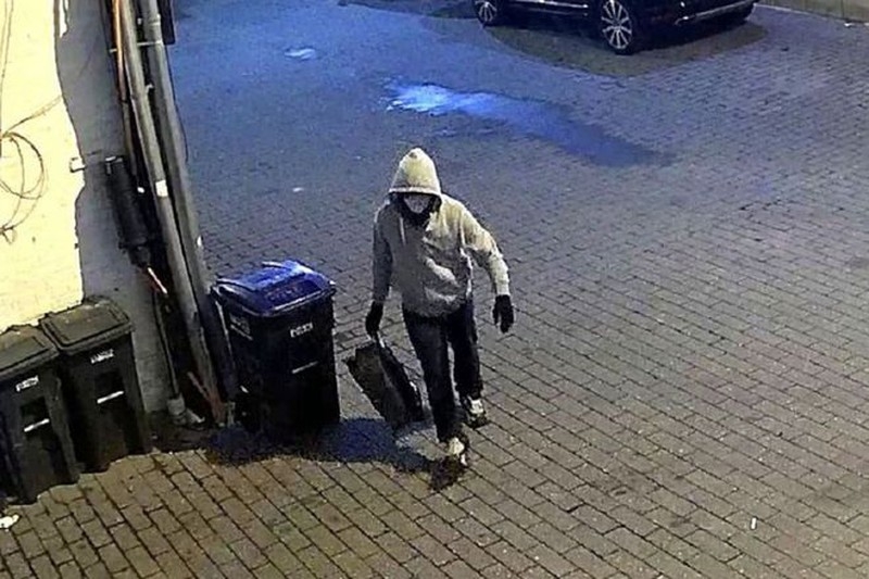 FBI treo thưởng 100.000 USD cho người cung cấp thông tin về nghi phạm đặt bom gần điện Capitol FBI treo thưởng 100.000 USD cho người cung cấp thông tin về nghi phạm đặt bom gần điện Capitol