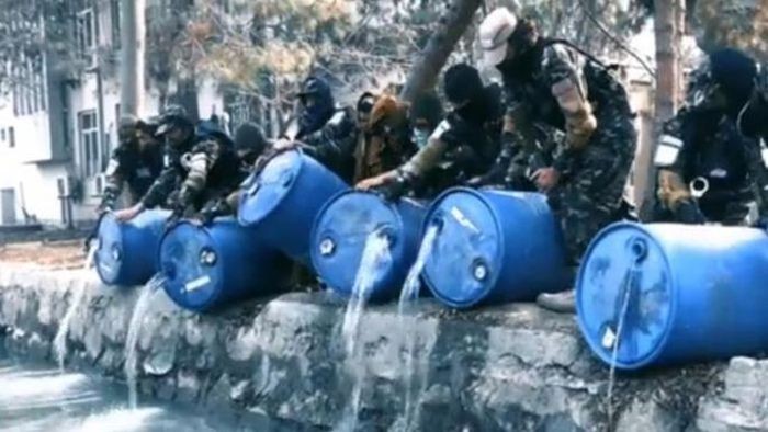 Hé lộ nguyên do khiến Taliban đổ 3.000 lít rượu xuống dòng kênh ở Kabul Hé lộ nguyên do khiến Taliban đổ 3.000 lít rượu xuống dòng kênh ở Kabul