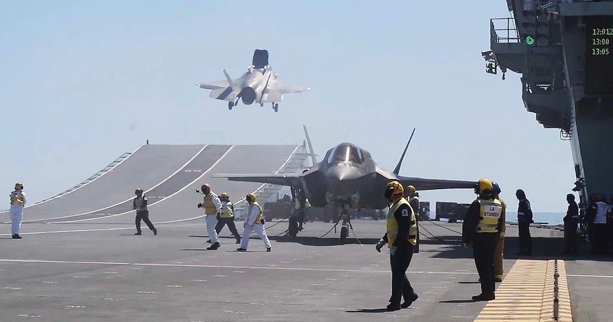 Tung clip F-35B rơi trên tàu sân bay HMS Queen Elizabeth, một lính Hải quân Anh bị bắt Tung clip F-35B rơi trên tàu sân bay HMS Queen Elizabeth, một lính Hải quân Anh bị bắt